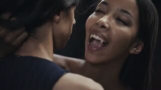 Ebony Vampire Mistress Lia Lin elcsábít egy latina hatalmas csöcsű tini kisasszonyt a Vampired durva domina játékában