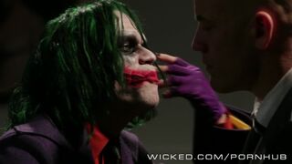 Tini világos szőke Supergirl imádja a vad szexet a Wicked csatornán Derrick Pierce és Johnny Sins társaságában