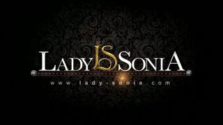 Lady Sonia megmutatja a brit MILF csábítását egy fiatal spiné előtt kötözős jelenetben