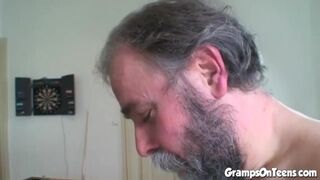 Tini vörös kisasszony cidázza és lovagol a nagypapa farkán