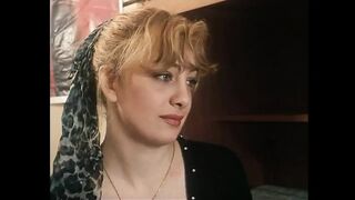 Világos Szőke nagymellű csajok szőrös sunát szopnak méretes farokkal retro jelenetben