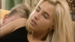 Timea Margot méretes pélót kap a retro Lover's Lane legelső epizódjában